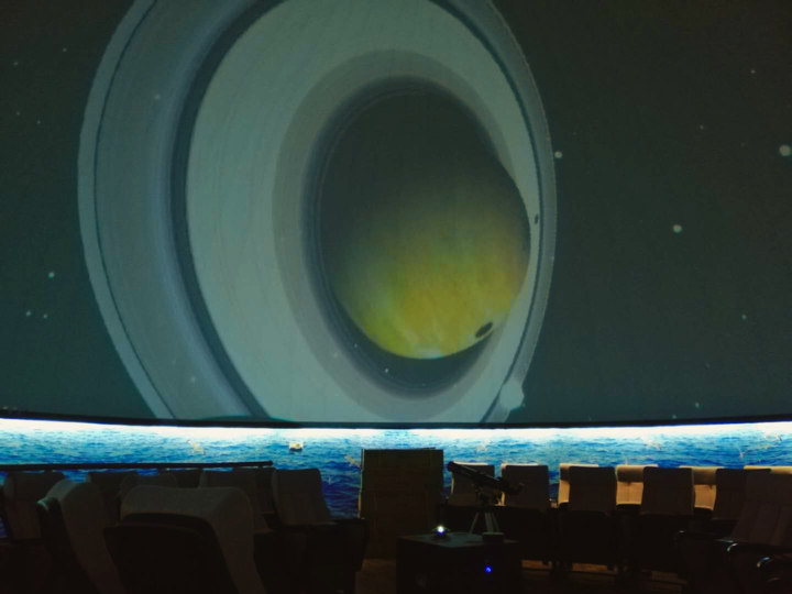 Proyección fulldome con proyector ojo de pez en domo inmersivo